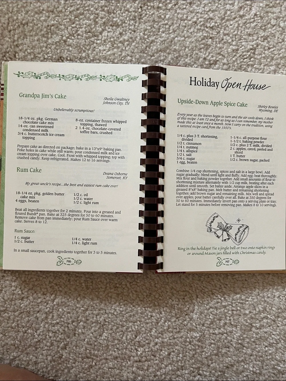 Gooseberry Patch Christmas Kitchen Recipe Book - EC